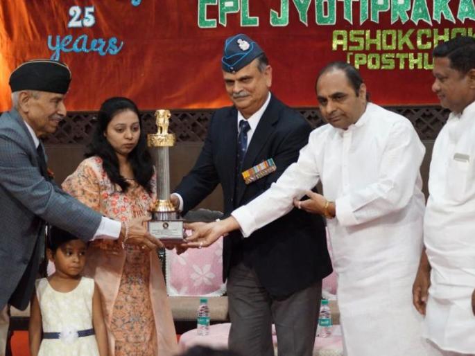 Honor of Veerapati Sushma Nirala in Nagpur on the occasion of Shahid Dynasty | शहिद दिनानिमित्त नागपुरात वीरपत्नी सुषमा निराला यांचा सन्मान