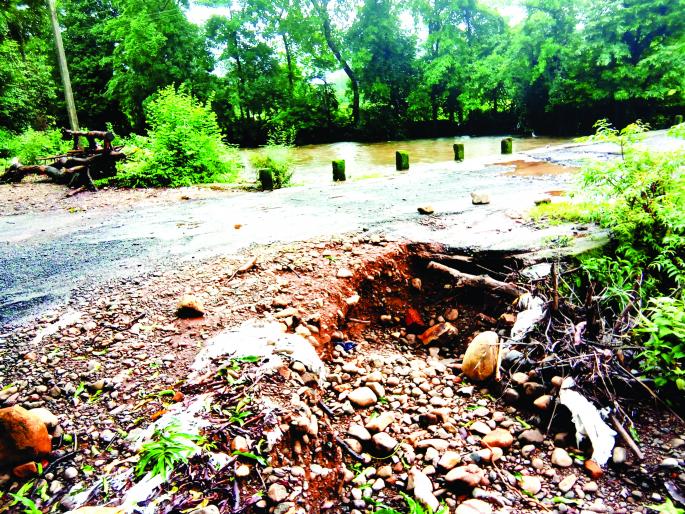 The protective wall was carried away, and the connection of the eight castles was lost | संरक्षक भिंत गेली वाहून, आठ वाड्यांचा संपर्क तुटला The protective wall was carried away, and the connection of the eight castles was lost | संरक्षक भिंत गेली वाहून, आठ वाड्यांचा संपर्क तुटला