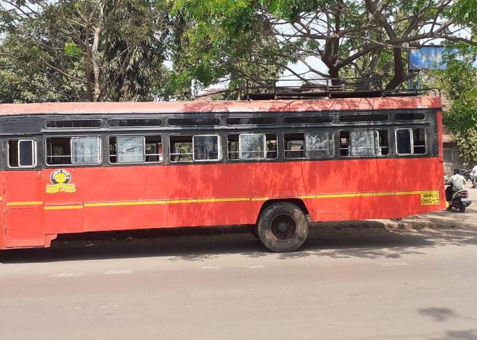 3091 driver-carrier contacts with one and a half lakh passengers daily | कोरोना संकटातही प्रवासी वाहतुकीसाठी एस. टी.ची बांधिलकी 3091 driver-carrier contacts with one and a half lakh passengers daily | कोरोना संकटातही प्रवासी वाहतुकीसाठी एस. टी.ची बांधिलकी