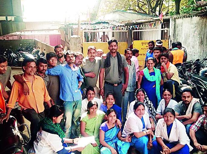 The cleaning of the Nagpur railway station has been stoped for eight hours | नागपूर रेल्वेस्थानकाची साफसफाई आठ तास ठप्प The cleaning of the Nagpur railway station has been stoped for eight hours | नागपूर रेल्वेस्थानकाची साफसफाई आठ तास ठप्प