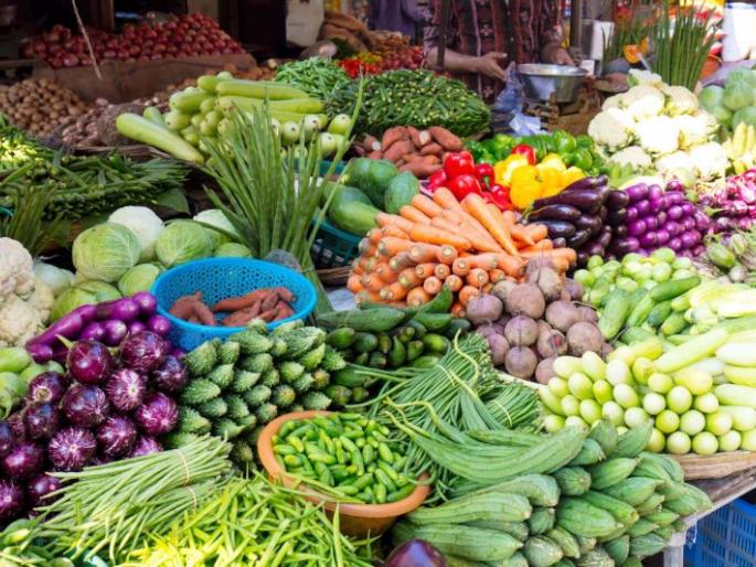 Vegetable prices are high | भाज्या कडाडल्या; वांगी १०० तर कांदे ४० पार Vegetable prices are high | भाज्या कडाडल्या; वांगी १०० तर कांदे ४० पार