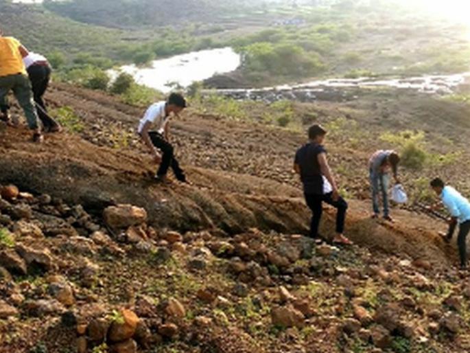 Youth's determination to cover deserted hills | ओसाड टेकडीस वृक्षाच्छादित करण्याचा तरुणांचा निर्धार 