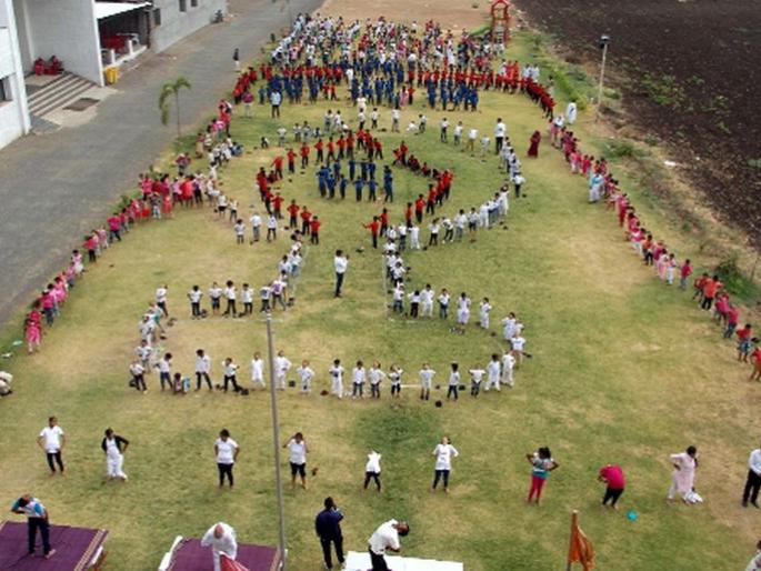 Spontaneous participation of educators and general public with students | विद्यार्थ्यांसह शिक्षक, सर्वसामान्य नागरिकांचा उत्स्फूर्त सहभाग