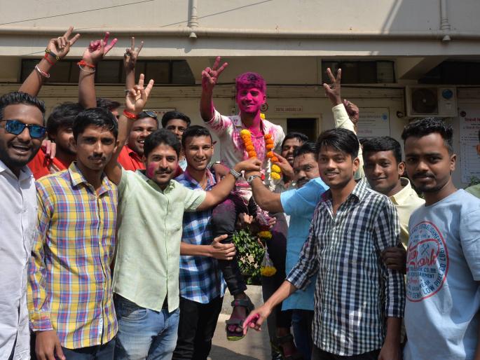 In the city of Kolhapur ' S. 'Selecting the darshan; College camps to grasp; Twenty-one, tri-color match | कोल्हापूर शहरात ‘जी. एस.’ निवडीचा जल्लोष, कॉलेज कॅम्पस् दणाणला; दुरंगी, तिरंगी लढती रंगल्या In the city of Kolhapur ' S. 'Selecting the darshan; College camps to grasp; Twenty-one, tri-color match | कोल्हापूर शहरात ‘जी. एस.’ निवडीचा जल्लोष, कॉलेज कॅम्पस् दणाणला; दुरंगी, तिरंगी लढती रंगल्या