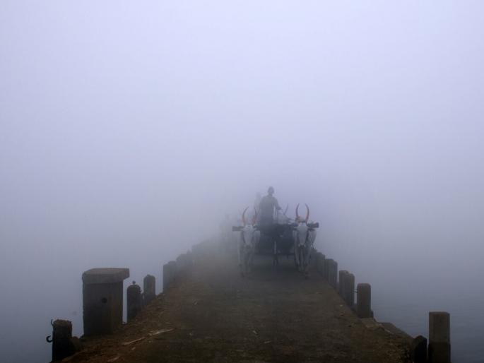 Kolhapur: Coldness with thick fog, falling to 15 degrees in temperature, results in daily life | कोल्हापूर : दाट धुक्यासह कडाक्याची थंडी, तापमानात १५ डिग्रीपर्यंत घसरण, दैनंदिन जीवनावर परिणाम Kolhapur: Coldness with thick fog, falling to 15 degrees in temperature, results in daily life | कोल्हापूर : दाट धुक्यासह कडाक्याची थंडी, तापमानात १५ डिग्रीपर्यंत घसरण, दैनंदिन जीवनावर परिणाम