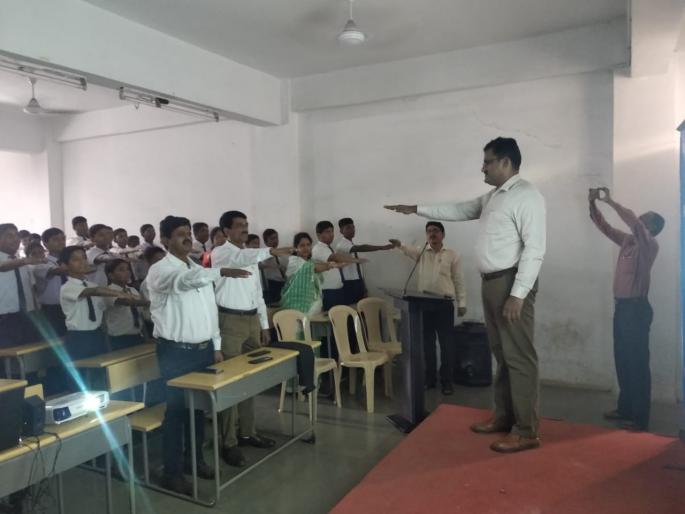Promises for safe driving of two and a half thousand students | अडीच हजार विद्यार्थ्यांची सुरक्षित वाहन चालविण्याची प्रतिज्ञा Promises for safe driving of two and a half thousand students | अडीच हजार विद्यार्थ्यांची सुरक्षित वाहन चालविण्याची प्रतिज्ञा