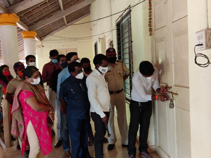 Ratnagiri finally broke the lock of the surgeon's bungalow | रत्नागिरी शल्य चिकित्सकांच्या बंगल्याचे अखेर कुलूप तोडले Ratnagiri finally broke the lock of the surgeon's bungalow | रत्नागिरी शल्य चिकित्सकांच्या बंगल्याचे अखेर कुलूप तोडले