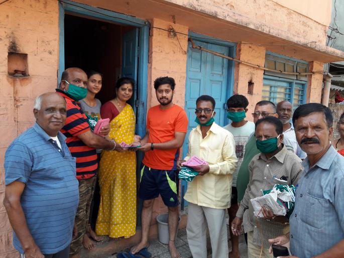 corona virus - Bajaprao Mane allocates around 3,000 masks for training | corona virus -बजापराव माने तालीमकडून ३ हजार मास्क वाटप