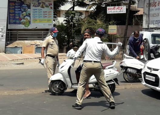 corona virus - Communication in Kolhapur during communication | corona virus -संचारबंदीच्या काळात कोल्हापुरात संचार, पोलिसांनी दिले रप्पाटे, दुचाकी ताब्यात corona virus - Communication in Kolhapur during communication | corona virus -संचारबंदीच्या काळात कोल्हापुरात संचार, पोलिसांनी दिले रप्पाटे, दुचाकी ताब्यात