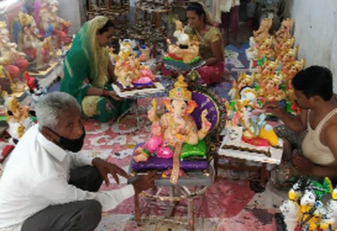 The number of Ganesh idols made decreased by 30% | गणेश मूर्ती तयार करण्याचे प्रमाण ३० टक्के घटले The number of Ganesh idols made decreased by 30% | गणेश मूर्ती तयार करण्याचे प्रमाण ३० टक्के घटले