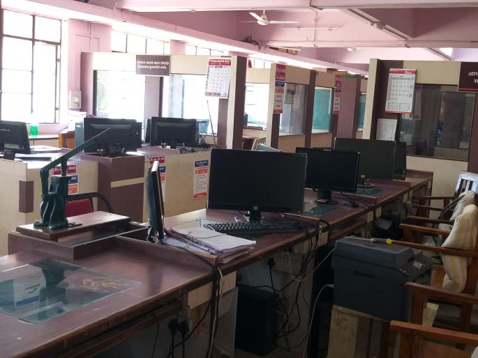 Zilla Parishad will be going to Shukushkatach, the election workers will be present today | जिल्हा परिषदेत शुकशुकाटच, निवडणुकीकडील कर्मचारी आज होणार हजर Zilla Parishad will be going to Shukushkatach, the election workers will be present today | जिल्हा परिषदेत शुकशुकाटच, निवडणुकीकडील कर्मचारी आज होणार हजर