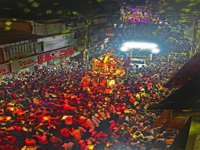 Shri Ambabai Rathotsav ceremony was held in the crowd of devotees in kolhapur | कोल्हापुरातील अंबाबाईच्या रथोत्सवात भाविक तल्लीन; गुजरी, महाद्वाररोडवर रांगोळी, फुलांचा वर्षाव- video Shri Ambabai Rathotsav ceremony was held in the crowd of devotees in kolhapur | कोल्हापुरातील अंबाबाईच्या रथोत्सवात भाविक तल्लीन; गुजरी, महाद्वाररोडवर रांगोळी, फुलांचा वर्षाव- video
