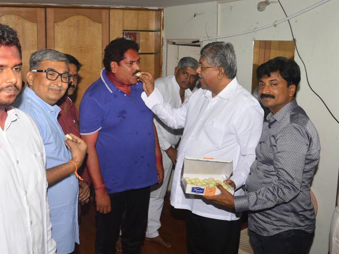 Sanjay Mandalikar activists' clutches; | संजय मंडलिकांना कार्यकर्त्यांचा गराडा ;पालकमंत्र्यांनी भरवला पेढा Sanjay Mandalikar activists' clutches; | संजय मंडलिकांना कार्यकर्त्यांचा गराडा ;पालकमंत्र्यांनी भरवला पेढा