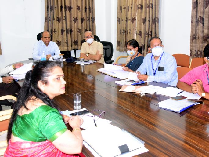 We will try to get 50,000 doses of vaccine daily | Corona vaccine : लसीचे रोज ५० हजार डोस मिळण्यासाठी प्रयत्न करणार : जिल्हाधिकारी We will try to get 50,000 doses of vaccine daily | Corona vaccine : लसीचे रोज ५० हजार डोस मिळण्यासाठी प्रयत्न करणार : जिल्हाधिकारी