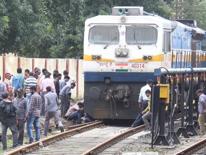 Kolhapur: Another engine added to Haripriya Express, the slowest train engine in the station | कोल्हापूर : स्थानकातच घसरले रेल्वे इंजिन, ‘हरिप्रिया एक्सप्रेस’ला जोडले दुसरे इंजिन Kolhapur: Another engine added to Haripriya Express, the slowest train engine in the station | कोल्हापूर : स्थानकातच घसरले रेल्वे इंजिन, ‘हरिप्रिया एक्सप्रेस’ला जोडले दुसरे इंजिन