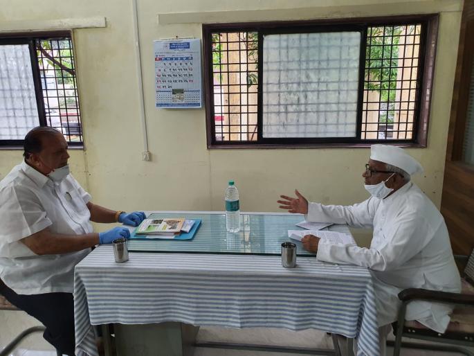 An hour long dialogue on rural development in Ralegan Siddhi | ग्रामविकासावर राळेगणसिद्धीत तासभर संवाद, मुश्रीफ यांनी घेतली हजारे यांची भेट