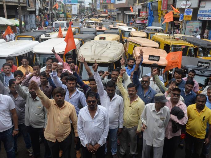 Kolhapur: Succession of Rickshaw drivers for Shivaji Chowk for Maratha reservation | कोल्हापूर : मराठा आरक्षणासाठी शिवाजी चौकात रिक्षाचालकांचा ठिय्या Kolhapur: Succession of Rickshaw drivers for Shivaji Chowk for Maratha reservation | कोल्हापूर : मराठा आरक्षणासाठी शिवाजी चौकात रिक्षाचालकांचा ठिय्या