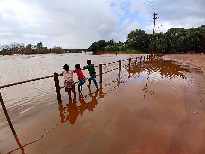 Wool in the district, rain game, occasional showers: | जिल्ह्यात ऊन, पावसाचा खेळ, अधून-मधून जोरदार सरी Wool in the district, rain game, occasional showers: | जिल्ह्यात ऊन, पावसाचा खेळ, अधून-मधून जोरदार सरी