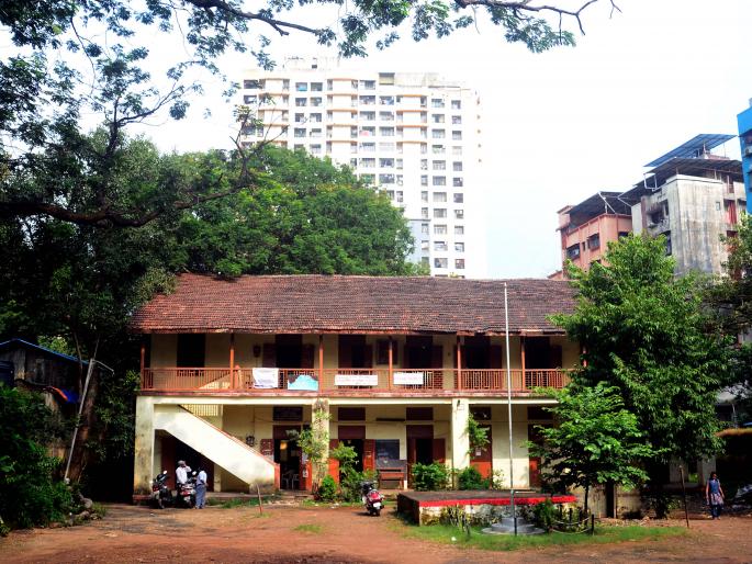 Movement of BJ High School with British girl school of ZP for want of student numbers | विद्यार्थी संख्ये अभावी जि.प.ची ब्रिटीशकालीन कन्या शाळेसह बीजे हायस्कूल एकत्र करण्याच्या हालचाली Movement of BJ High School with British girl school of ZP for want of student numbers | विद्यार्थी संख्ये अभावी जि.प.ची ब्रिटीशकालीन कन्या शाळेसह बीजे हायस्कूल एकत्र करण्याच्या हालचाली