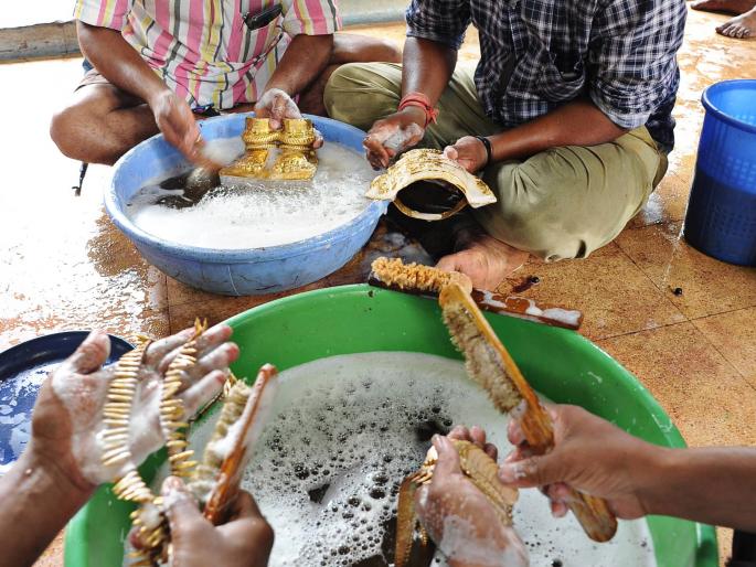 Cleanliness of Ambai's ancient ornaments | Navratri-नवरात्रौत्सवाच्या पार्श्वभूमीवर अंबाबाईच्या पुरातन अलंकारांची स्वच्छता Cleanliness of Ambai's ancient ornaments | Navratri-नवरात्रौत्सवाच्या पार्श्वभूमीवर अंबाबाईच्या पुरातन अलंकारांची स्वच्छता