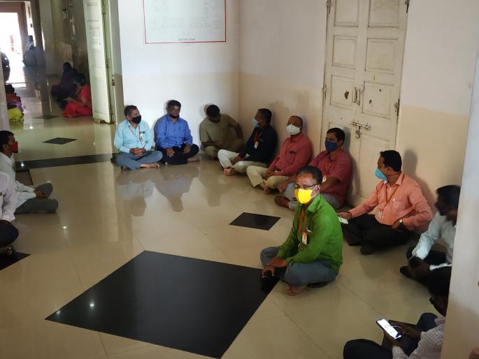 Servants write off to draw attention to pending demands | प्रलंबित मागण्यांकडे लक्ष वेधण्यासाठी सेवकांची लेखणी बंद Servants write off to draw attention to pending demands | प्रलंबित मागण्यांकडे लक्ष वेधण्यासाठी सेवकांची लेखणी बंद