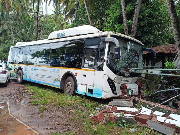 Kadamba bus accident in Daboli, all saved by Bappa's grace | कदंब बसचा दाबोळीत अपघात, बाप्पाच्या कृपेने सर्वजण बचावले Kadamba bus accident in Daboli, all saved by Bappa's grace | कदंब बसचा दाबोळीत अपघात, बाप्पाच्या कृपेने सर्वजण बचावले