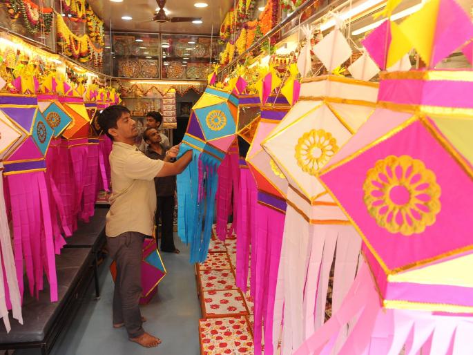 Kolhapur: The Diwali festival starts, market materials are organized | कोल्हापूर :दिवाळीची लगबग सुरू, बाजारपेठेत साहित्याची मांडणी Kolhapur: The Diwali festival starts, market materials are organized | कोल्हापूर :दिवाळीची लगबग सुरू, बाजारपेठेत साहित्याची मांडणी