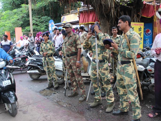 Counting in silence due to police alert | पोलिसांच्या सतर्कतेमुळे मतमोजणी शांततेत-१९ तास खडा पहारा देत जिल्ह्यावर नियंत्रण Counting in silence due to police alert | पोलिसांच्या सतर्कतेमुळे मतमोजणी शांततेत-१९ तास खडा पहारा देत जिल्ह्यावर नियंत्रण