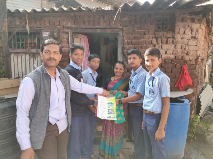 Distribution of one thousand cloth bags for plastic release | प्लास्टिकमुक्तीसाठी एक हजार कापडी पिशव्यांचे वाटप--एक हात मैत्री, आदर्श प्रशालेचा उपक्रम