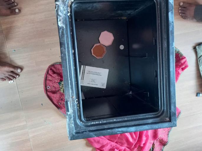 Two lakh daring burglary in Wadange, gold and silver jewelery lampas | वडणगेत दोन लाखांची धाडसी घरफोडी, सोन्या-चांदीचे दागिने लंपास