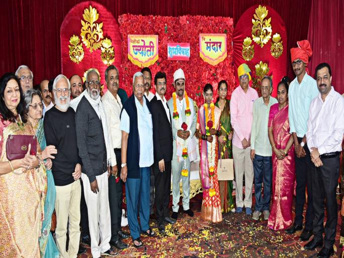 Jyoti from Child Welfare Complex in Kolhapur got married to Mandar Sanjay Khatavkar from Rukdi | ज्योतीच्या आयुष्याला मिळाला मंदारचा 'आधार'; कोल्हापुरातील बालकल्याण संकुलात थाटामाटात पार पडला विवाह सोहळा  Jyoti from Child Welfare Complex in Kolhapur got married to Mandar Sanjay Khatavkar from Rukdi | ज्योतीच्या आयुष्याला मिळाला मंदारचा 'आधार'; कोल्हापुरातील बालकल्याण संकुलात थाटामाटात पार पडला विवाह सोहळा