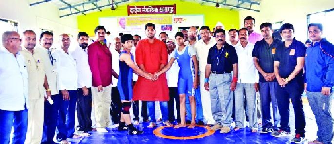 Moorcudas started to excite the departmental wrestling competition | मुरगूडला विभागीय कुस्ती स्पर्धेला उत्साहात सुरु