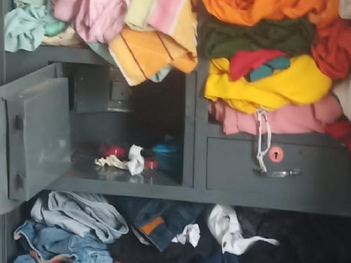 A house was broken into in Zakariya Nagar, cash and jewelery were stolen! | जकारीया नगरामध्ये घर फोडले, दागिन्यांसह रोकड लांबविली ! A house was broken into in Zakariya Nagar, cash and jewelery were stolen! | जकारीया नगरामध्ये घर फोडले, दागिन्यांसह रोकड लांबविली !