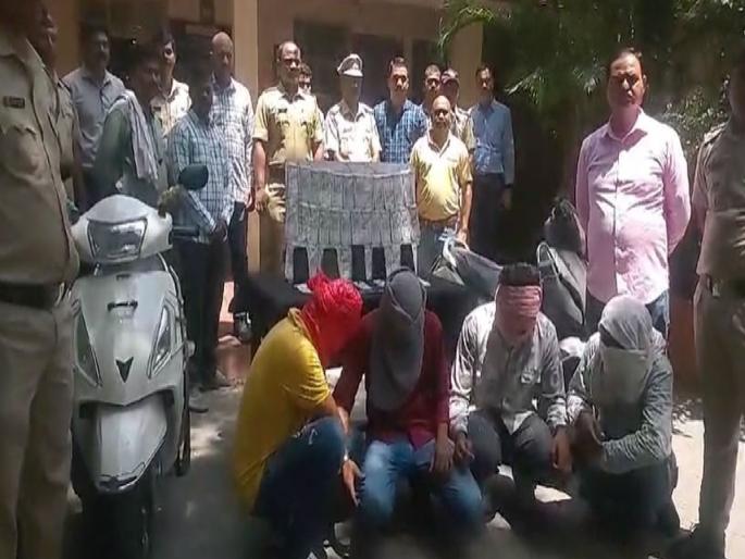 Get four lakhs in exchange for one lakh, fake currency racket bust | एका लाखाच्या बदल्यात घ्या चार लाख, बनावट नोटांच्या रॅकेटचा भंडाफोड Get four lakhs in exchange for one lakh, fake currency racket bust | एका लाखाच्या बदल्यात घ्या चार लाख, बनावट नोटांच्या रॅकेटचा भंडाफोड