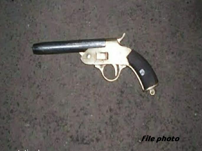 A gun seized from Borgaon Peth | बोरगाव पेठ येथून भरमार बंदूक जप्त A gun seized from Borgaon Peth | बोरगाव पेठ येथून भरमार बंदूक जप्त