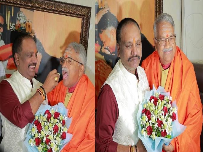 Ambadas Danves met Chandrakant Khaire and gave him sweet, aurangabad lok sabha | अखेर नाराजी संपली, अंबादास दानवेंनी चंद्रकांत खैरेंना भरवला पेढा Ambadas Danves met Chandrakant Khaire and gave him sweet, aurangabad lok sabha | अखेर नाराजी संपली, अंबादास दानवेंनी चंद्रकांत खैरेंना भरवला पेढा