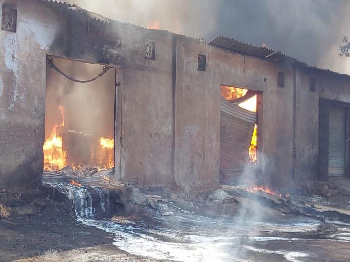 severe fire broke out at a chemical warehouse in Bhiwandi, smoke spread in the area | भिवंडीत केमिकल गोदामाला भीषण आग, परिसरात पसरले धुराचे लोट severe fire broke out at a chemical warehouse in Bhiwandi, smoke spread in the area | भिवंडीत केमिकल गोदामाला भीषण आग, परिसरात पसरले धुराचे लोट