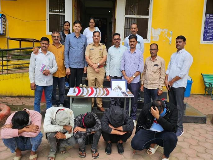 Police arrest 7 people for illegally carrying weapons in Khultabad | खुलताबादेत अवैधरित्या शस्त्र बाळगणाऱ्या ७ जणांना पोलीसांनी घेतले ताब्यात Police arrest 7 people for illegally carrying weapons in Khultabad | खुलताबादेत अवैधरित्या शस्त्र बाळगणाऱ्या ७ जणांना पोलीसांनी घेतले ताब्यात