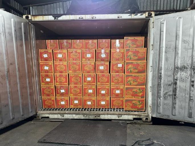 Action by DRI department: Foreign cigarette stock worth Rs 5.77 crore seized from CFS in JNPA | जेएनपीएतील सीएफएसमधुन पाच कोटी ७७ लाख किमतीच्या विदेशी सिगारेटचा साठा जप्त Action by DRI department: Foreign cigarette stock worth Rs 5.77 crore seized from CFS in JNPA | जेएनपीएतील सीएफएसमधुन पाच कोटी ७७ लाख किमतीच्या विदेशी सिगारेटचा साठा जप्त