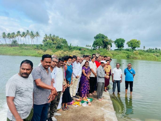 Water worship of Krishna in Sangli, recently water from Koyna was came in the river | सांगलीत कृष्णेच्या पाण्याचे पूजन, नुकतेच नदीपात्रात कोयनेतील पाणी दाखल Water worship of Krishna in Sangli, recently water from Koyna was came in the river | सांगलीत कृष्णेच्या पाण्याचे पूजन, नुकतेच नदीपात्रात कोयनेतील पाणी दाखल