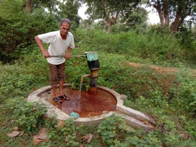 It's new to hear! The water from that borewell in Gondia turns the tongue black | ऐकावे ते नवलच ! गोंदिया जिल्ह्यातील 'त्या' बोरवेलच्या पाण्याने जिभेचा रंग होतो काळा It's new to hear! The water from that borewell in Gondia turns the tongue black | ऐकावे ते नवलच ! गोंदिया जिल्ह्यातील 'त्या' बोरवेलच्या पाण्याने जिभेचा रंग होतो काळा