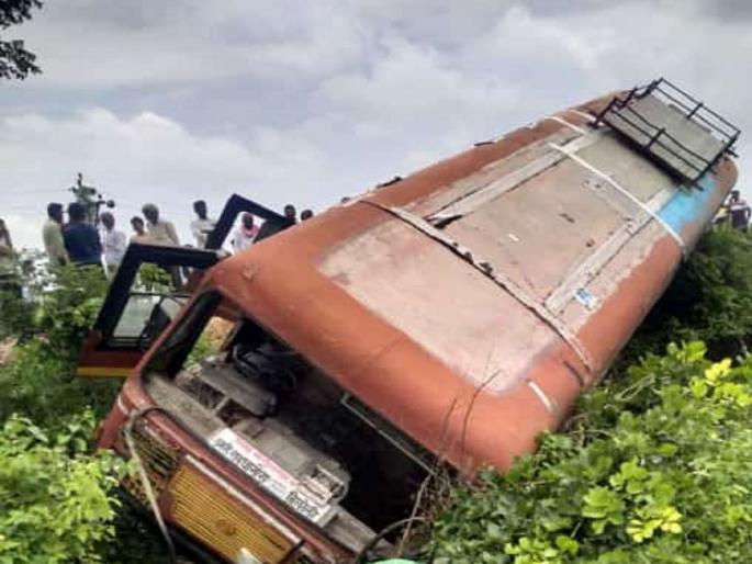 ST bus overturned on the winding road, 14 passengers injured, two serious | वळण रस्त्यावर बस पलटली, १४ प्रवासी जखमी, दोघे गंभीर ST bus overturned on the winding road, 14 passengers injured, two serious | वळण रस्त्यावर बस पलटली, १४ प्रवासी जखमी, दोघे गंभीर