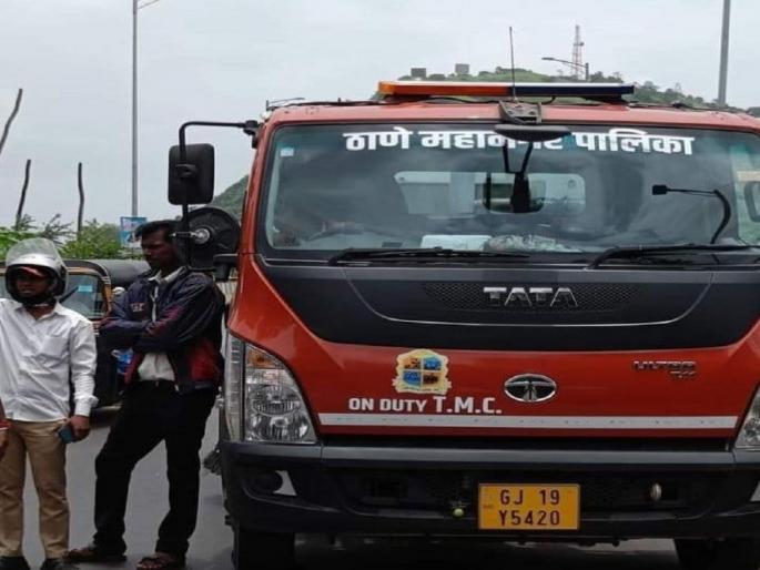 Gujarat vehicle for road cleaning, criticizes municipality on social media | रस्ते सफाईसाठी गुजरातचे वाहन, सोशल मीडियावर पालिकेवर टिका Gujarat vehicle for road cleaning, criticizes municipality on social media | रस्ते सफाईसाठी गुजरातचे वाहन, सोशल मीडियावर पालिकेवर टिका