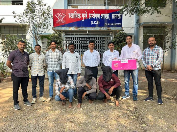 Three arrested for robbing a woman at knife point | महिलेस अडवून चाकूच्या धाकाने लुटणाऱ्या तिघांना अटक Three arrested for robbing a woman at knife point | महिलेस अडवून चाकूच्या धाकाने लुटणाऱ्या तिघांना अटक