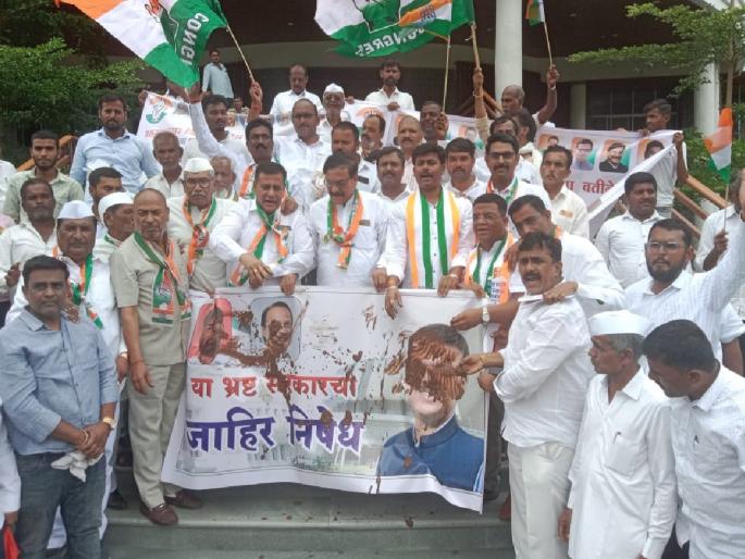 Mud pelting on the symbolic board of the government, agitation of district congress | सरकारच्या प्रतीकात्मक फलकावर चिखलफेक, जिल्हा काँग्रेसचे आंदोलन Mud pelting on the symbolic board of the government, agitation of district congress | सरकारच्या प्रतीकात्मक फलकावर चिखलफेक, जिल्हा काँग्रेसचे आंदोलन