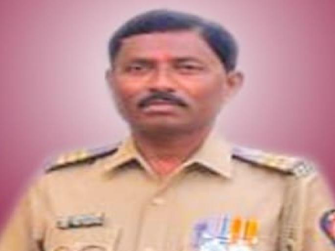 A police jeep hit a sugarcane trolley; Police constable died | पोलिसांची जीप उसाच्या ट्रॉलीवर धडकली ; पोलिस हवालदार ठार A police jeep hit a sugarcane trolley; Police constable died | पोलिसांची जीप उसाच्या ट्रॉलीवर धडकली ; पोलिस हवालदार ठार
