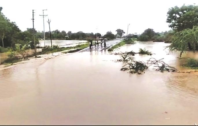 Rivers, streams overflow: Many villages in Murtijapur, Telhara, Akot taluka lost contact | नदी, नाले ओव्हरफ्लो: मूर्तिजापूर, तेल्हारा, अकोट तालुक्यात अनेक गावांचा संपर्क तुटला