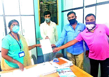 Overcharging; 'Shock' to customers | जादा रकमेची आकारणी; ग्राहकांना बसला ‘शॉक’ Overcharging; 'Shock' to customers | जादा रकमेची आकारणी; ग्राहकांना बसला ‘शॉक’