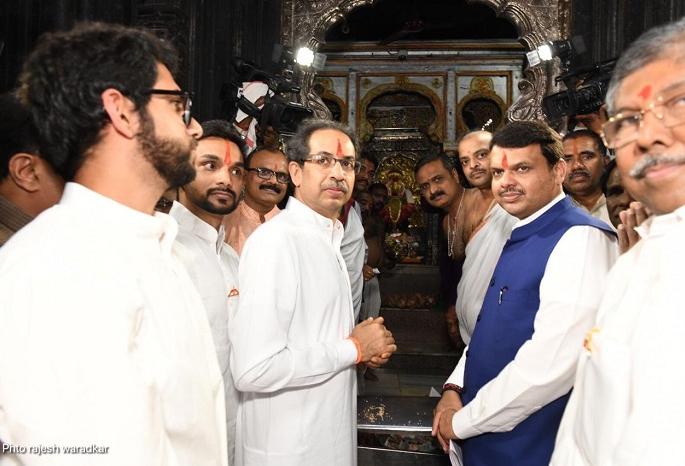 Lok Sabha Election 2019: With the blessings of Ambabai, the leaders of Sena-BJP will come to power again; | Lok Sabha Election 2019 : अंबाबाईच्या आशीर्वादाने पुन्हा सत्तेवर येऊ, सेना-भाजपच्या नेत्यांनी घेतले दर्शन