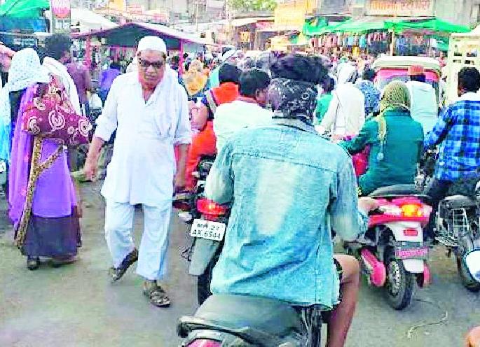 Frigid stunts; Twilight Sairat | भरचौकात स्टंटबाजी; दुचाकीस्वार सैराट Frigid stunts; Twilight Sairat | भरचौकात स्टंटबाजी; दुचाकीस्वार सैराट